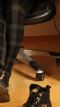 Collant a plaid & sneakers alla moda - Penzoloni, gioco con le scarpe e focus del piede
