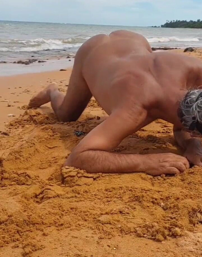 Ladysilvas: Ladysilva mostra il suo culo caldo in spiaggia che troia...