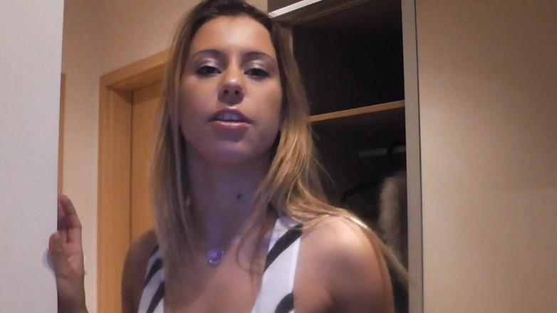 NM fetish femdom videos by Princess Nikki Cruel: Công chúa Nikki trong nhà vệ sinh - video đi tiểu