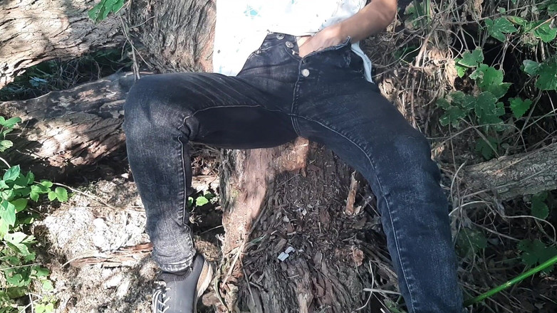 Lesbian-candys: 숲에서 야외에서 옷을 입은 위험한 여성 자위 - Lesbian-candys