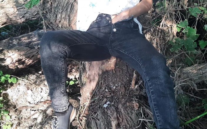 Lesbian-candys: Riskante weibliche masturbation in kleidung draußen im wald - Lesben-süßigkeiten