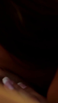 Smyslný Kiiss a romantický lesbický sex se dvěma sexy brunetkami