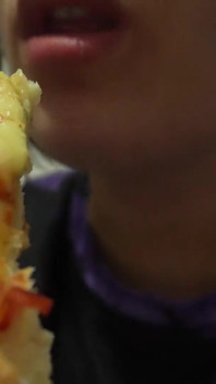 Kolacja pizzy Giantess ma dziki zwrot Mały człowiek staje się topping