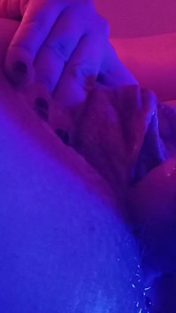 Ich komme zweimal hintereinander mit meinem großen Sperma-Dildo