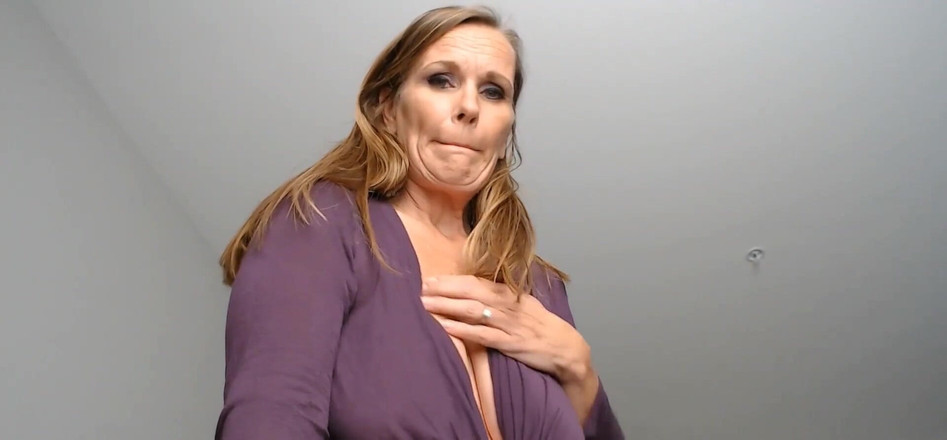 KimitheMilfMommy: Líbí se ti, jak macecha pomáhá?