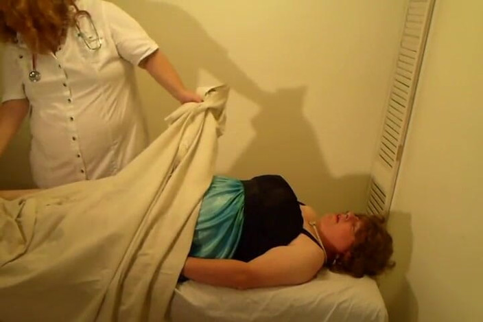 BBW nurse Vicki adventures with friends: 2 неслухняні медсестри лікар і пацієнт вечірка