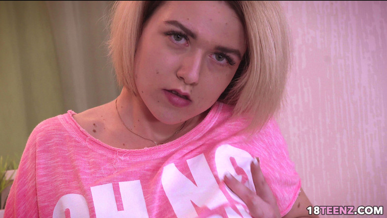 VENUS MEDIA - TEENS: Cewek hot rambut pirang ini pertama kali ngentot pantat bahenolnya...