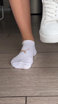 เดินใส่รองเท้า D&G