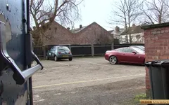 Gelukkige kerel krijgt een date met rondborstige Britse milf Holly Kiss