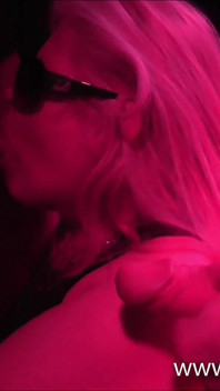 MILF com 2 jovens em um clube de swing