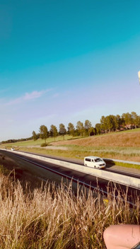 Nahá podél dálnice