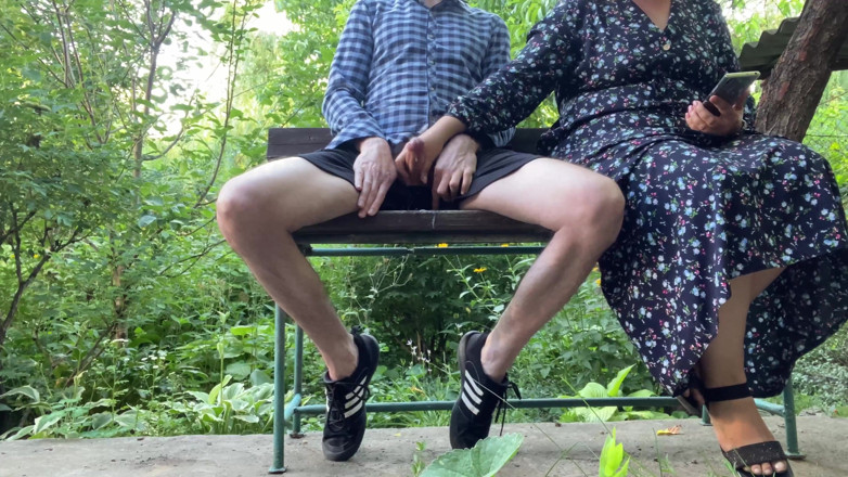 OurFetishLife: Nádherná macecha milf dojí velkého čůráka v parku na lavičce