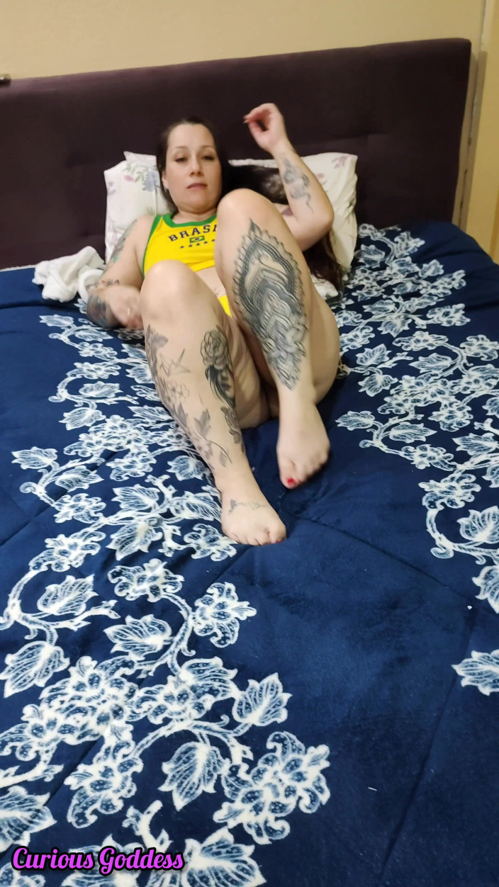 Adrian And Curious: Brazylijska MILF Duży tyłek Małe cycki Foot Fethis