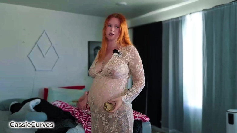Cassie Curves: Growing Belly Addict