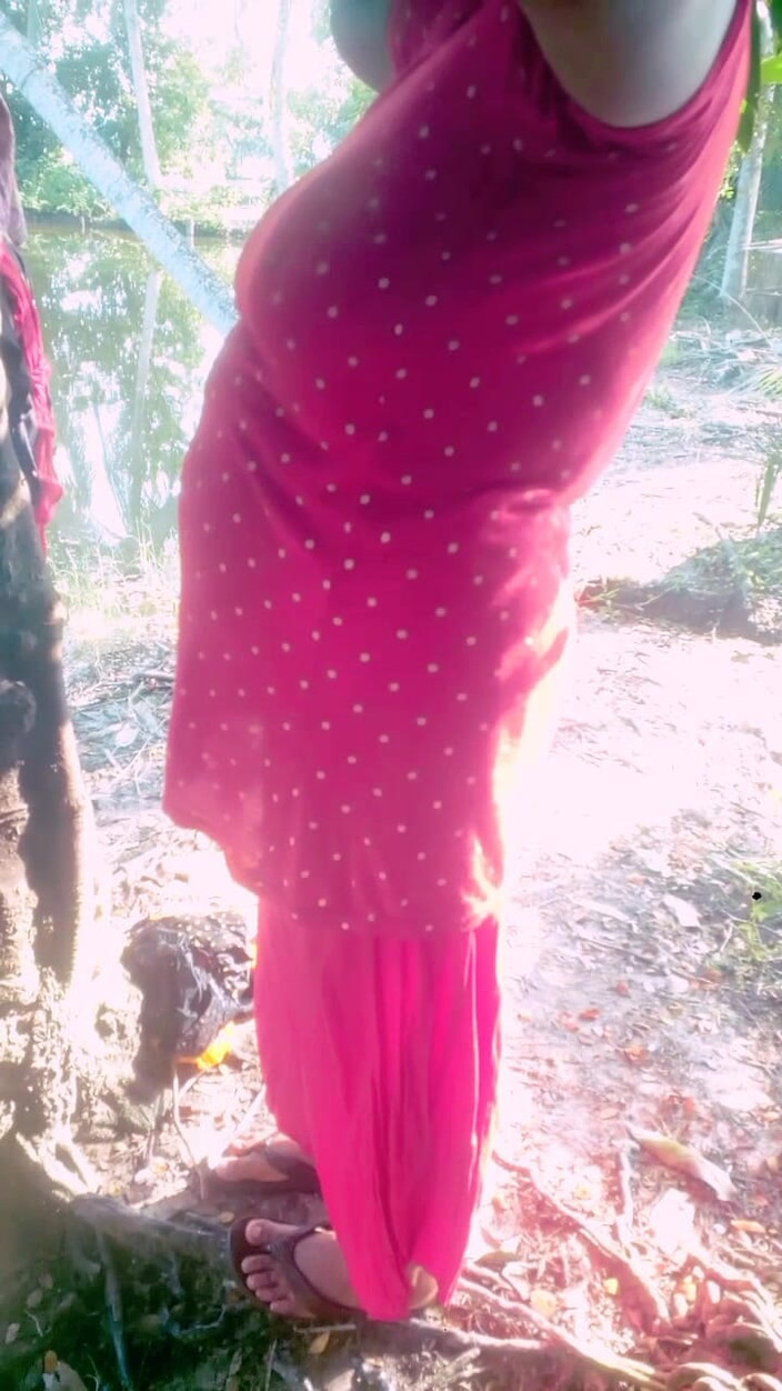 Sadia vabi: Naibroat भाभी Cjance अपनी पोशाक किनारे तालाब