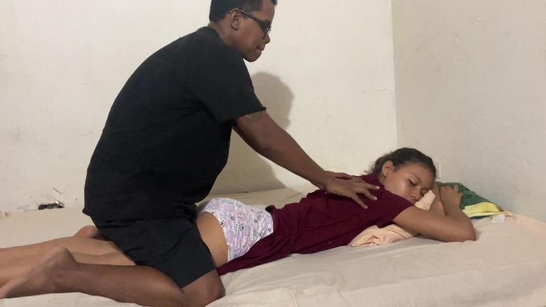 kafesexxx: Adik tiriku pengen dipijat dan aku ngentot memeknya habis-habisan sampai...