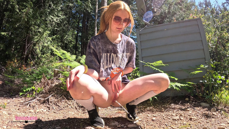 Destination Kat: Plus de compilation de pipi de yardwork