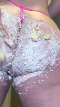 PAWG Smashes Birthday Cake with Her Big Booty