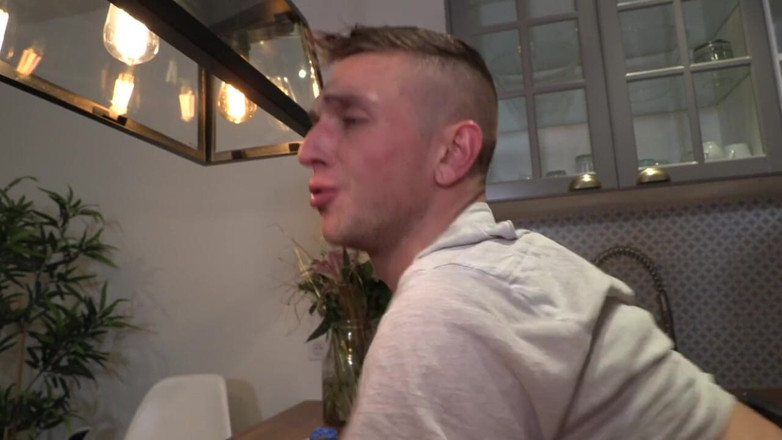 Shemale videos: Romain follada por travesti