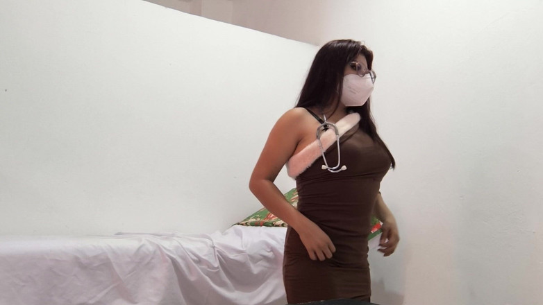 Martin13: Виконавча медсестра гаряча в кабінеті лікаря, і вона пестить свою вагіну