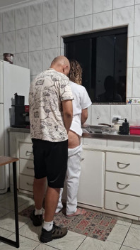 La soubrette se fait enculer dans la cuisine en faisant la vaisselle