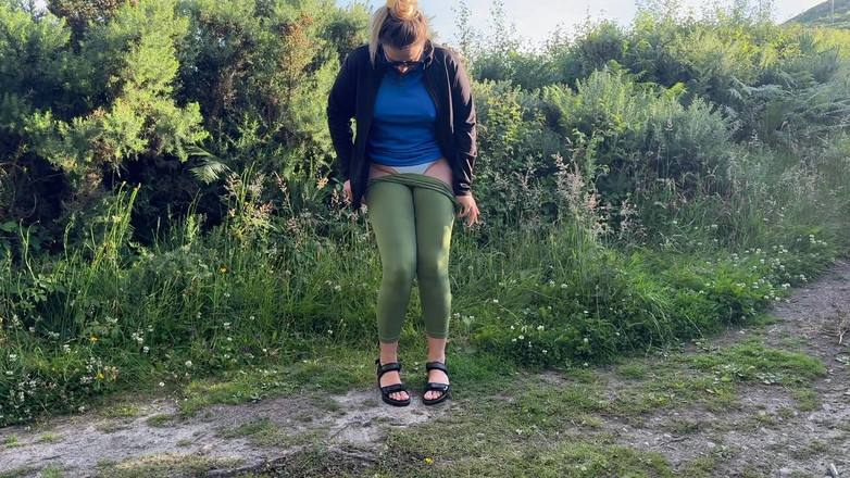 Emma Voyeur: Awek kencing di dalam hutan