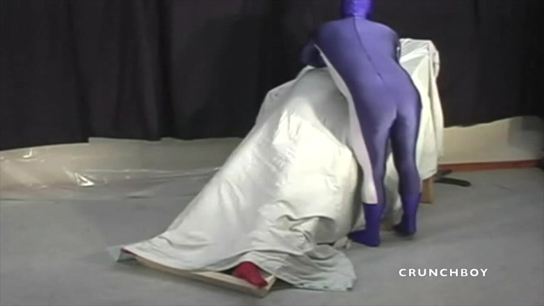 Crunch Boy: Фетиш-секс з одягом супергероя