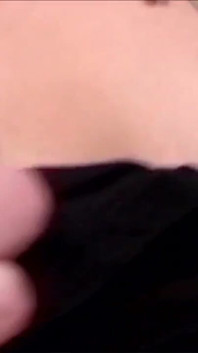 Amateur web masturbeert thuis met speelgoed en camera