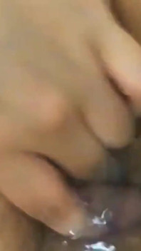 Wildenglishbbw lagi asik meremas toket sambil ngusap memek haiyku di kamar mandi
