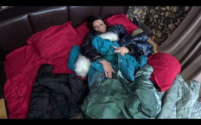 MilfyCalla: Verschillende glanzende down-jackets gebruikt voor neuken en masturberen 267