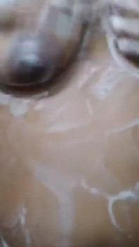 Madrastra se está duchando con limpia sus tetas sexy y coño caliente