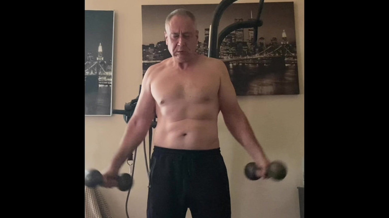 Alex Igogo: 熟女在自慰并做一些运动后