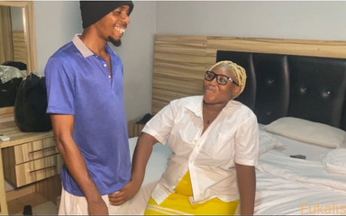 Fukalistik: Komşumun en sevdiği genç kız ayrılmadan önce büyük zenci yarağımı sikmeye...