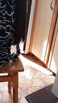 Veo a mi vecina masturbarse en la cocina y me uno a ella
