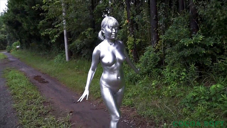 Cocoa Soft: 전신을 스프레이로 은색으로 그렸어