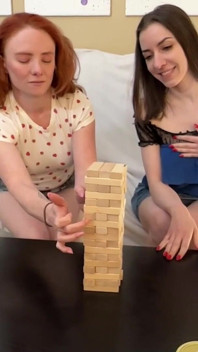 In un succoso gioco di jenga spogliarello, ruby e luna fanno aumentare la temperatura