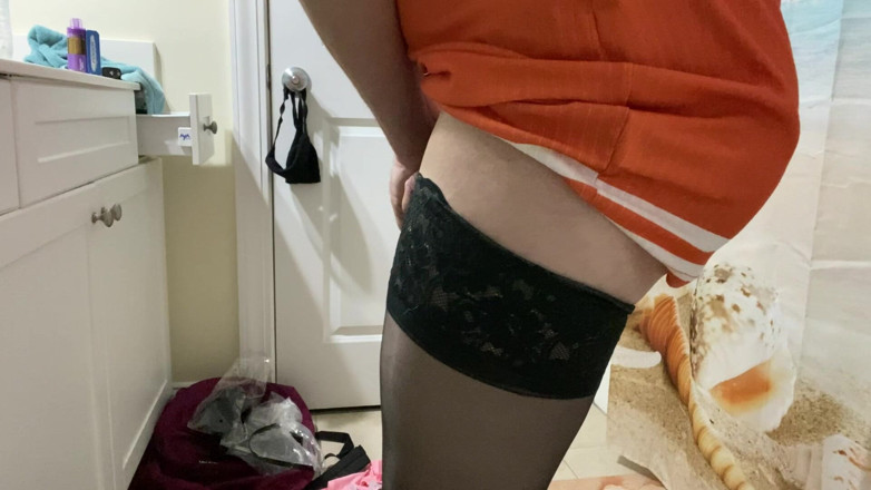 MadisonCD2025: Striptiz yapan travesti götünü sallıyor ve küçük yarağı ve külotu...