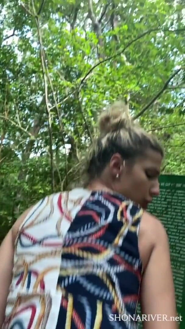 Shona River: Napalona blondie rucha się publicznie