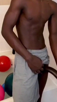 Büyük siyah yarağımı okşuyor