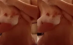Eu me toco no banheiro mostrando meus peitos e buceta.