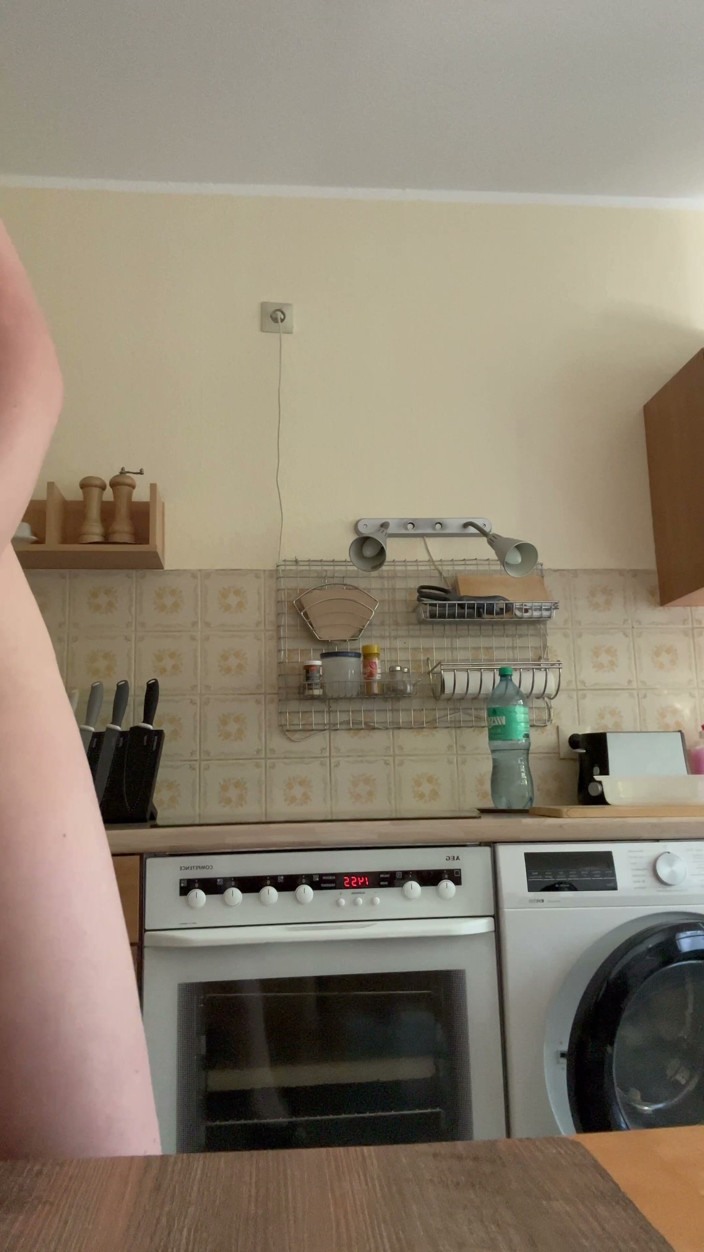Kamil-Mila: Nud și masturbare manuală în bucătărie, cu toată încărcătura de spermă
