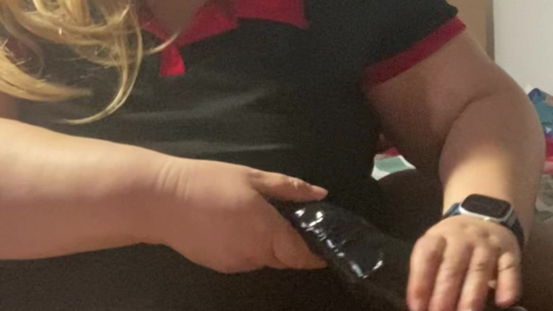 Daddykane: Une MILF blonde britannique se déchaîne avec une grosse bite...