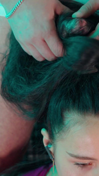 Freeuse fa una sega con i capelli mentre lei svapa e rotoli