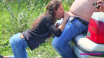 Sexy Dirty Girl: Klękam na trawie i ssę jego kutasa na zewnątrz