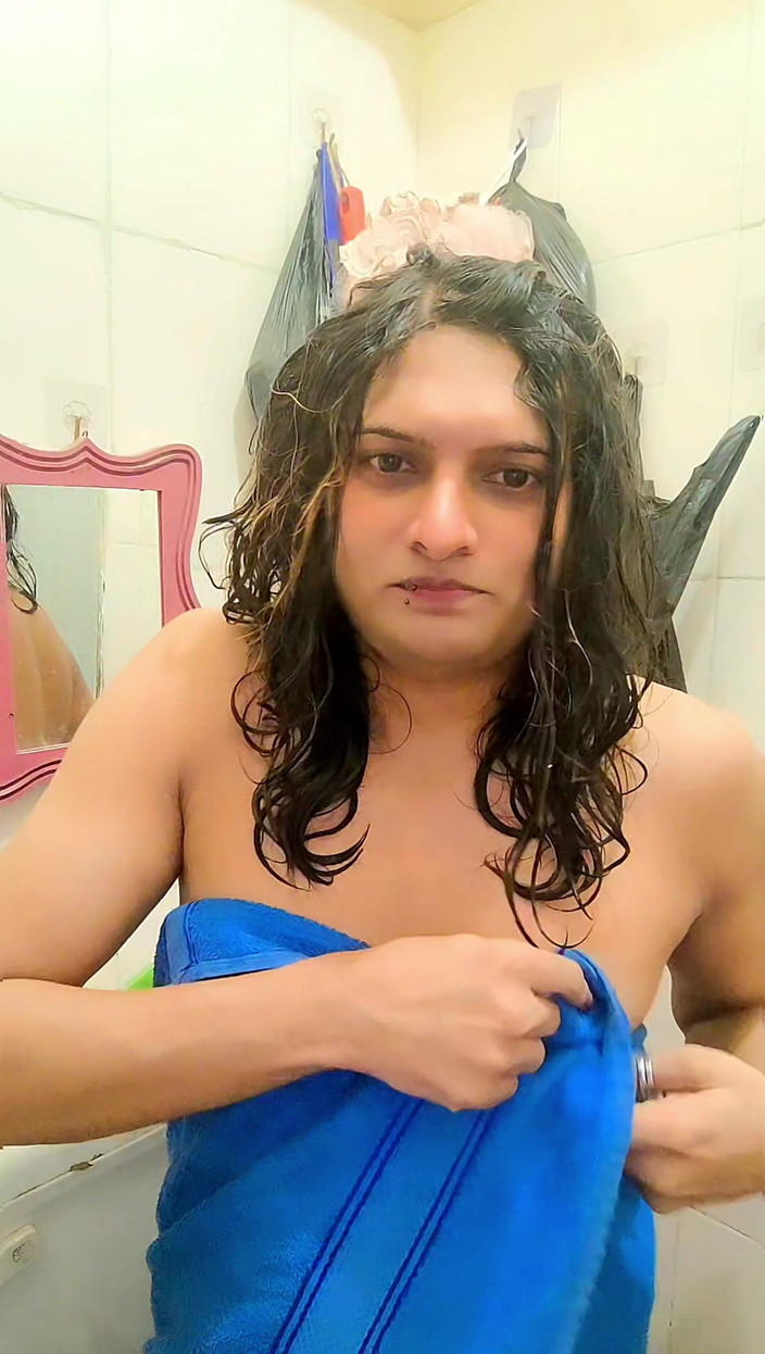 Zoyasazadai: Zoya Shezadi idzie pod prysznic i nosi niebieski ręcznik i...