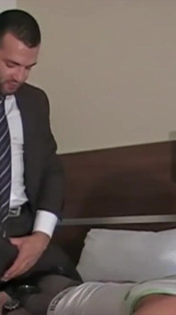Arabská hotelová manažerka šuká svalnatý twink