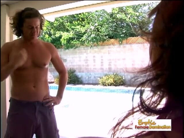 Erotic Female Domination: Un mec de la piscine baise sa cliente préférée et...