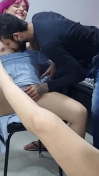 Ta ciężarna nastolatka z doskonałymi cyckami uwielbia mieć swoją cipkę ociekającą męską spermą