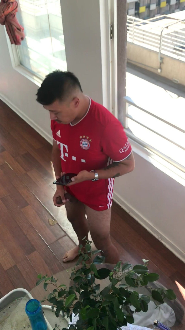 Hardnoisex: Azgın futbol koçu porno izlerken çatı penceresinin yanında mastürbasyon yaparken yakalandı