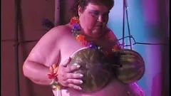 Enorme puta leitosa de pele recebe sua buceta gorda dedada